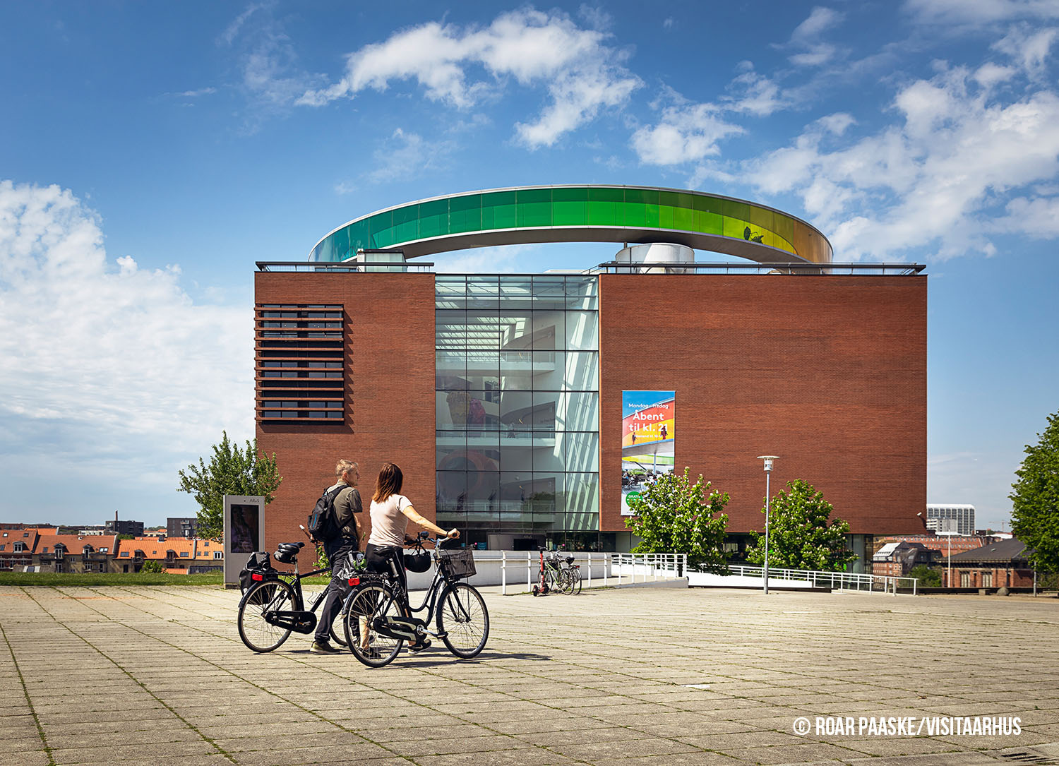 ARoS Aarhus Kunstmuseum er ét af Nordeuropas største kunstmuseer og et af de bedst besøgte kunstmuseer i Skandinavien. Her kan du opleve Your rainbow panorama som giver et unikt syn over Aarhus. 

https://www.visitaarhus.dk/aarhus/planlaeg/aros-aarhus-kunstmuseum-gdk1077501

ARoS is one of the largest art museums in Northern Europe. And each year, ARoS has about one million visitors, making it the most frequented art museum in Scandinavia.

https://www.visitaarhus.com/aarhus/plan-your-trip/aros-aarhus-art-museum-gdk1077501